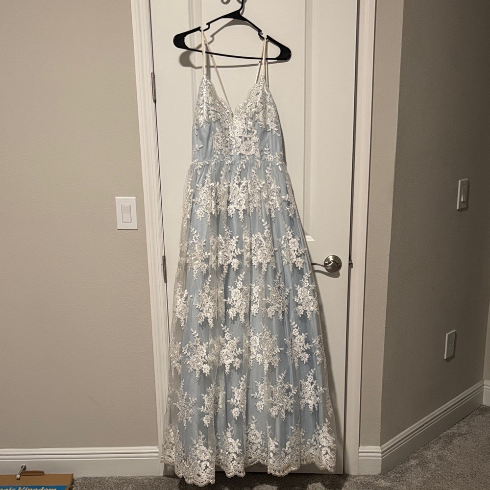 Sky Blue Lace Appliqué Spaghetti Strap Prom Gown